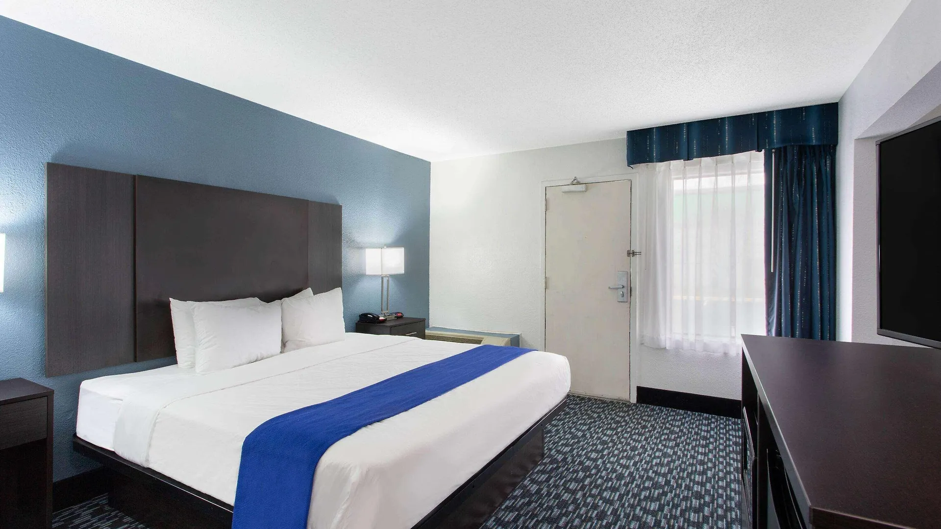 Отель Baymont By Wyndham Charlotte University