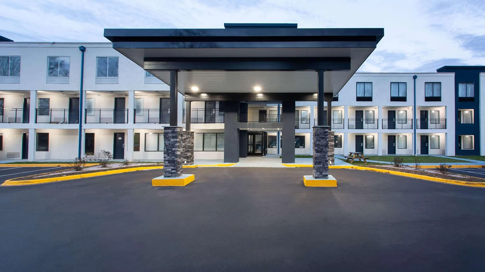 Baymont By Wyndham Charlotte University Hotel